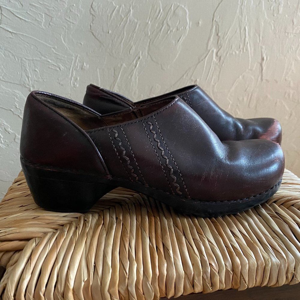 Dansko Clog Oxblood Leather w/ Decorative Stitching EU 39 US 8